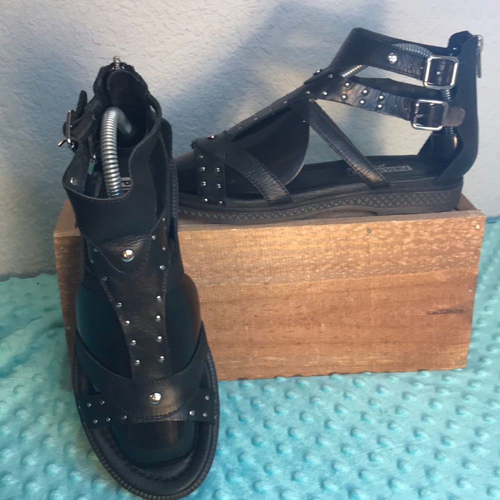 Pikolinos black leather gladiator sandals